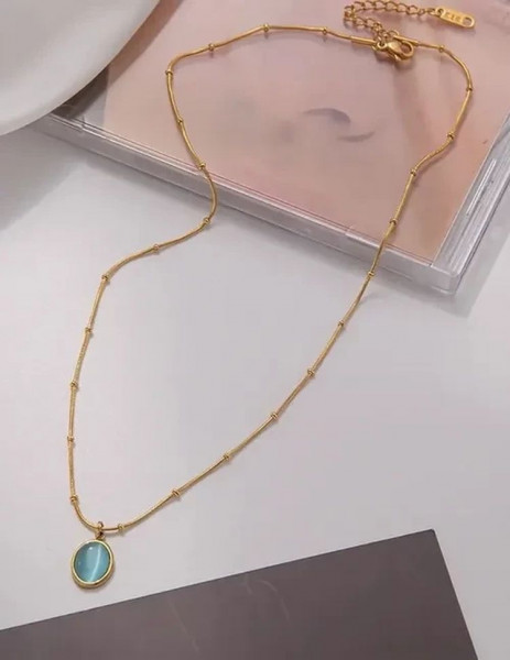 Стальная цепочка с напылением золотом с овальным кулоном и зеленой вставкой J10081CJJ