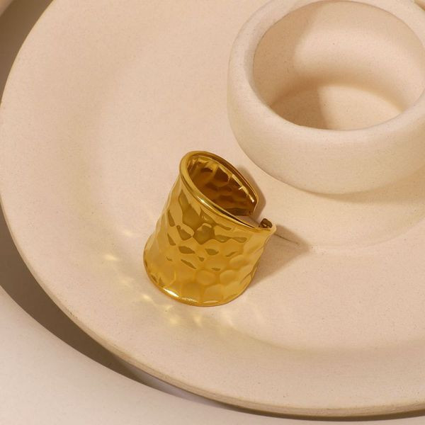 Широкое кольцо с фактурой чеканки CJL88560