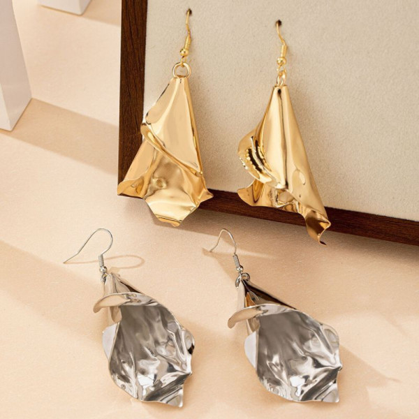 Висячие серьги из жатого металла абстрактной формы CJH67212