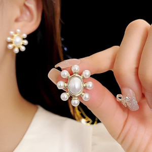 Серьги-пусеты в форме жемчужных цветов CJP62474