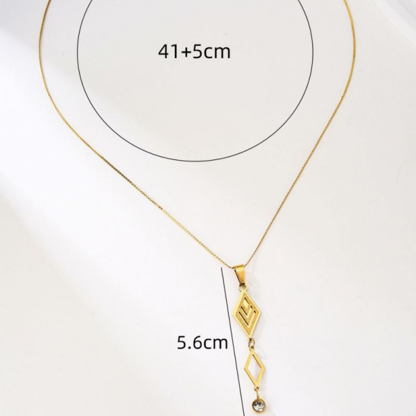 Золотистое колье-галстук с ромбовидным узором и подвеской CJP98516