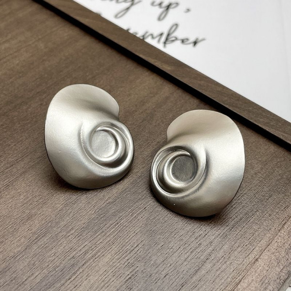 Золотистые матовые серьги-пусеты в форме стилизованных морских раковин 1J12124CJJ