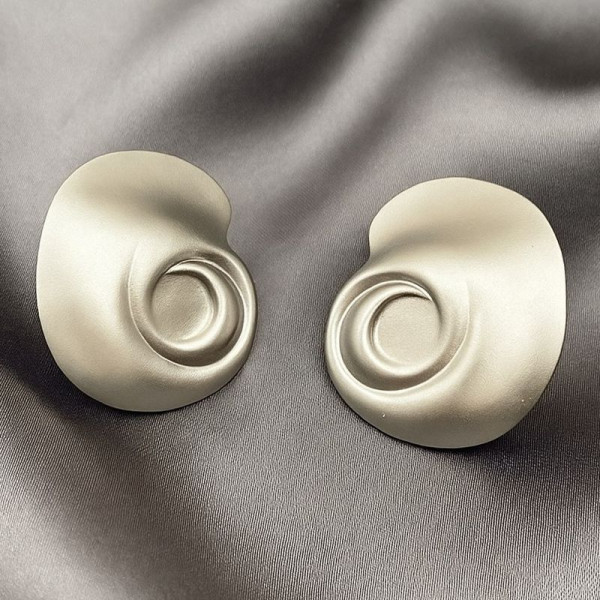 Золотистые матовые серьги-пусеты в форме стилизованных морских раковин 1J12124CJJ