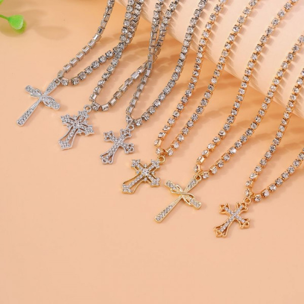 Цепочка с подвеской в форме креста с кристаллами CJG56665