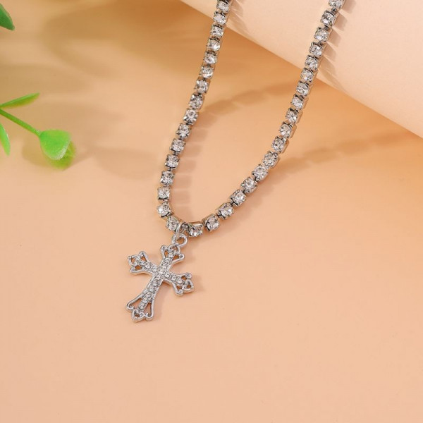 Цепочка с подвеской в форме креста с кристаллами CJG56665