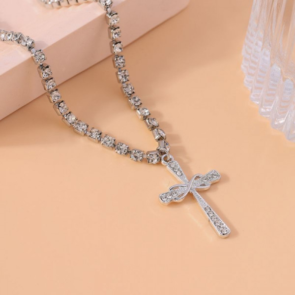 Цепочка с подвеской в форме креста с кристаллами CJG56665