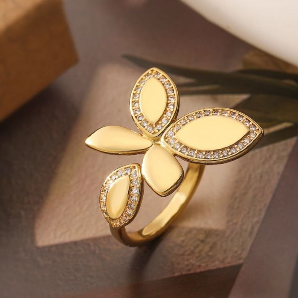 Фантазийное кольцо в форме четырехлистника с кристаллами CJD00851