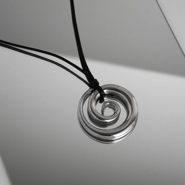 Спиралевидная подвеска на двойном черном шнурке CJH12058