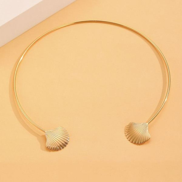 Колье-обруч тонкое золотистое с наконечниками в форме ракушек CJL88161