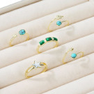 Кольцо с круглым изумрудным кристаллом в золотистой оправе CJG49659