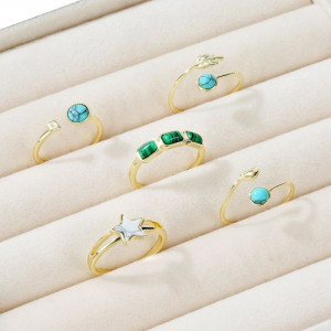 Кольцо с круглым изумрудным кристаллом в золотистой оправе CJG49659