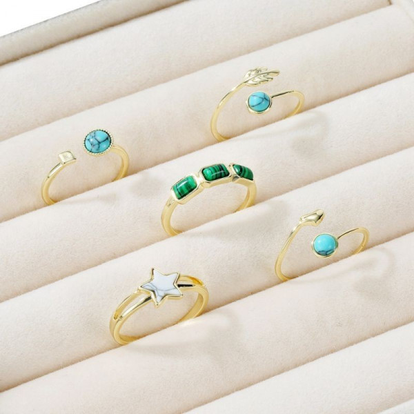 Кольцо с круглым изумрудным кристаллом в золотистой оправе CJG49659