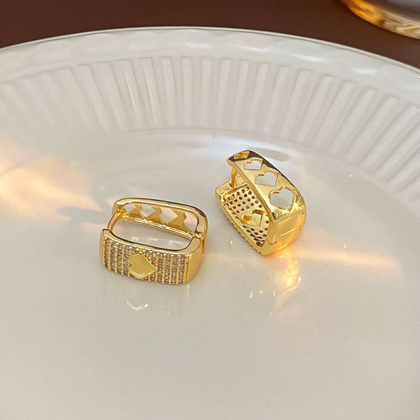 Прямоугольные серьги-кольца с резным узором CJL32472