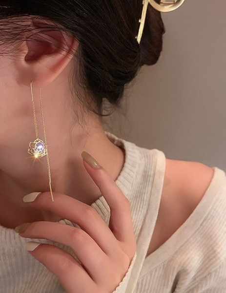 Серьги-пусеты с кристаллами в золотистых сферах U98224