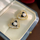 Серьги-сердца с жемчугом и черной эмалью CJG37492