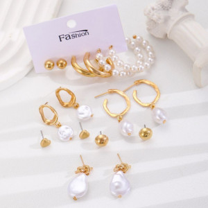 Большой подарочный набор золотистых серег с жемчугом и монетами CJH93474