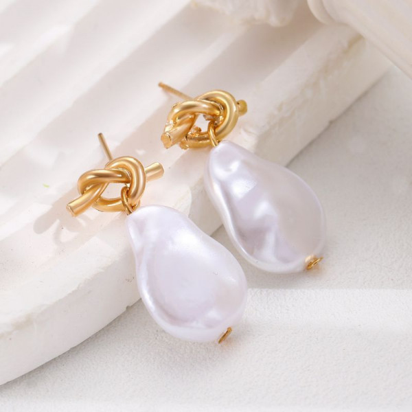 Большой подарочный набор золотистых серег с жемчугом и монетами CJH93474