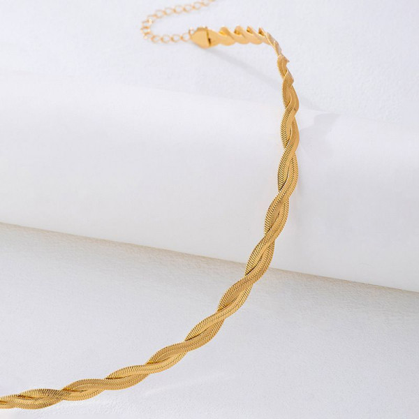 Жесткое колье-обруч в форме витой золотой ленты CJQ30790