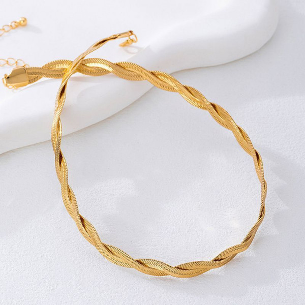 Жесткое колье-обруч в форме витой золотой ленты CJQ30790