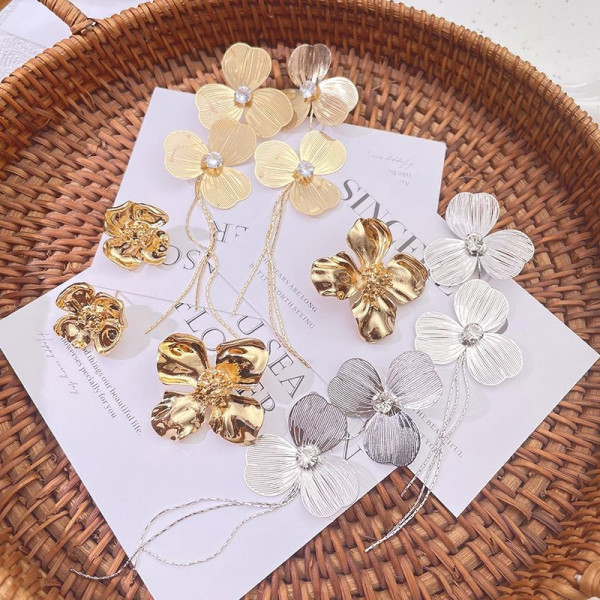 Декоративные серьги-пусеты Золотистые четырехлистники CJG24578