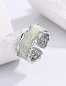 Широкое кольцо с узором «белый мрамор» M09462