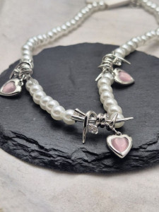 Жемчужное колье с шипами и розовыми подвесками-сердцами J10784CJJ