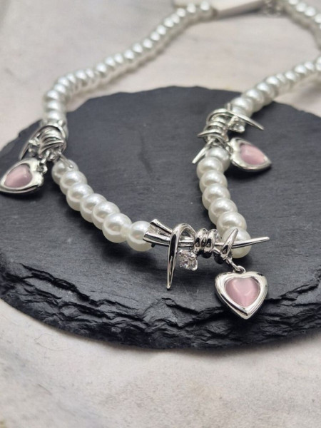Жемчужное колье с шипами и розовыми подвесками-сердцами J10784CJJ