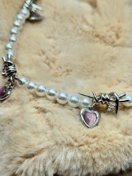 Жемчужное колье с шипами и розовыми подвесками-сердцами J10784CJJ