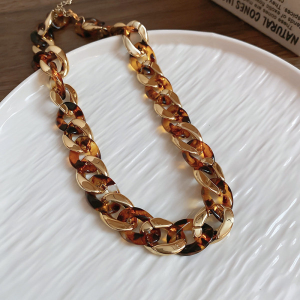 Трендовая массивная цепь с крупными золотистыми звеньями CJR74192