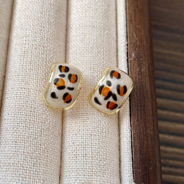 Золотистые серьги пусеты с леопардовым принтом на светлой эмали 1J12190CJJ