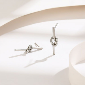 Серебристые серьги-пусеты Узелки CJH23987