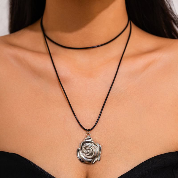 Длинная цепочка с фактурным кулоном в виде цветка 1J11760CJJ