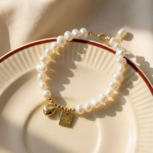 Браслет из серого бисера с сердцем CJT11510