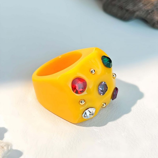 Кольцо массивное из яркого акрила с камнями CJR62254