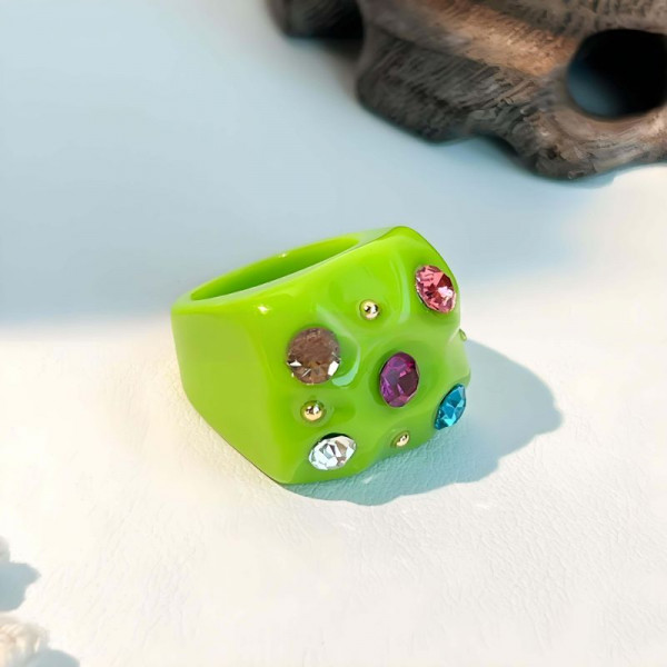 Кольцо массивное из яркого акрила с камнями CJR62254