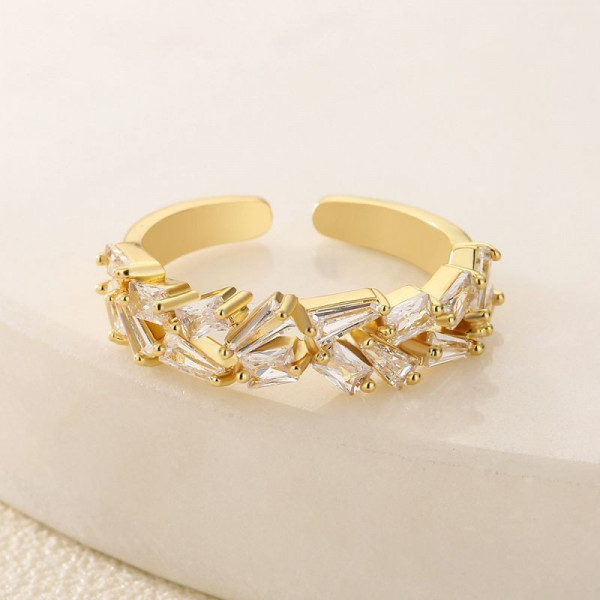 Кольцо с хаотичной россыпью кристаллов багетной огранки CJG25962