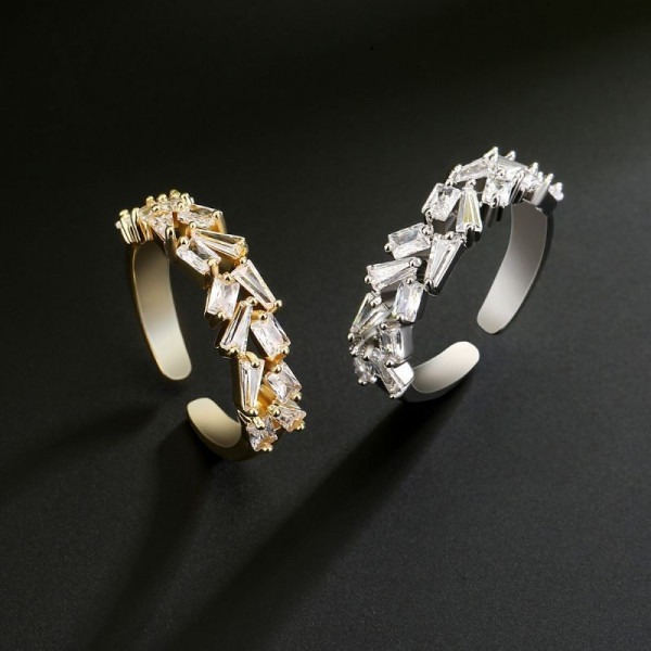 Кольцо с хаотичной россыпью кристаллов багетной огранки CJG25962