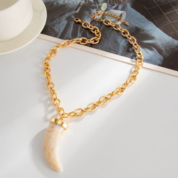 Харизматичное колье-цепь с массивным белым клыком CJT03636