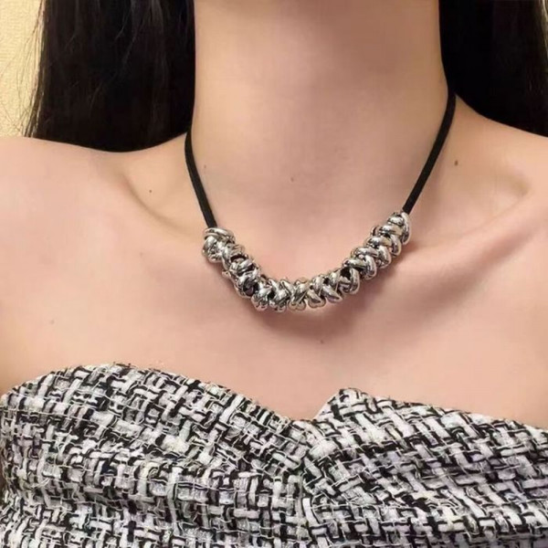 Чокер из золотистых бусин с черной основой CJH36136