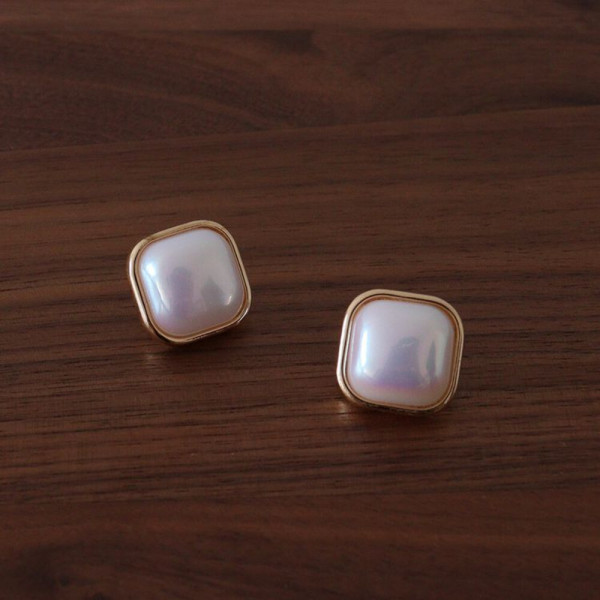 Серьги-гвоздики квадратные с перламутровой вставкой J10678CJJ