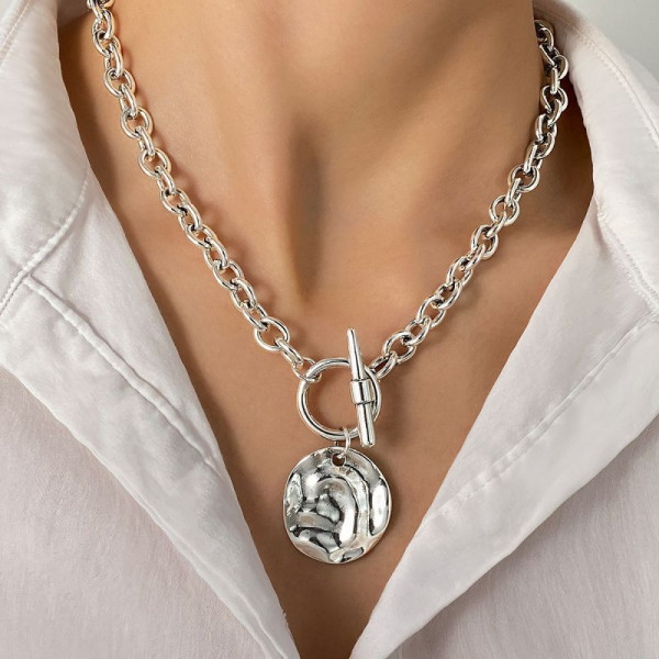Массивная серебристая цепь с крупным чеканным жетоном CJP43691
