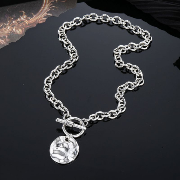 Массивная серебристая цепь с крупным чеканным жетоном CJP43691