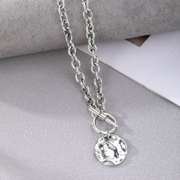 Массивная серебристая цепь с крупным чеканным жетоном CJP43691
