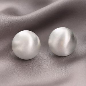Серебристые стальные серьги-пусеты в форме крупных матовых сфер 1J12122CJJ