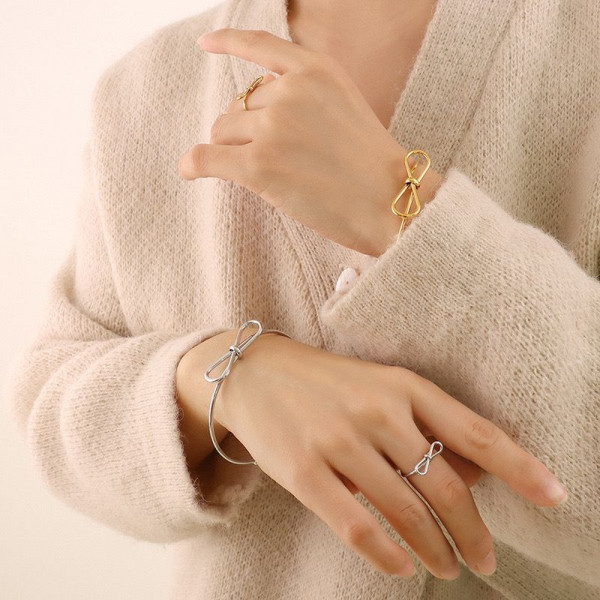 Браслет-кафф с декоративным узлом и сферическими наконежниками 1J12458CJJ