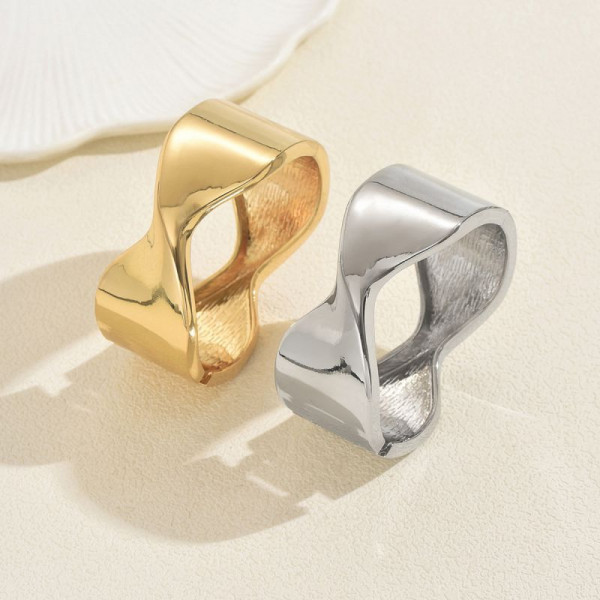 Браслет жесткий разомкнутый в виде изогнутой ленты CJT17346