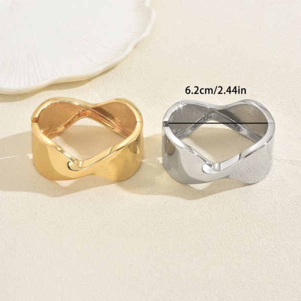 Браслет жесткий разомкнутый в виде изогнутой ленты CJT17346