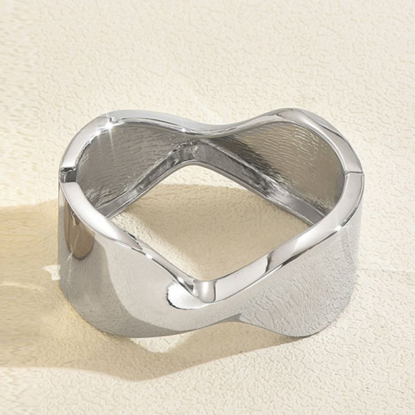 Браслет жесткий разомкнутый в виде изогнутой ленты CJT17346