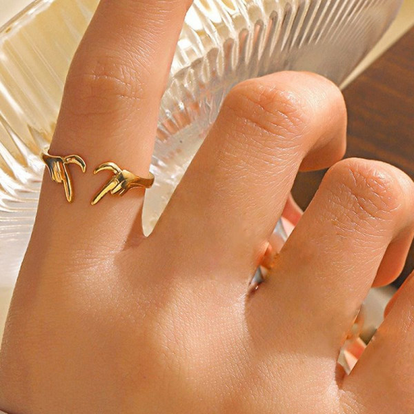 Разомкнутое золотистое кольцо в форме контура сердца CJL03504