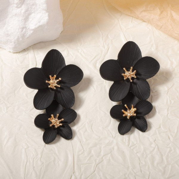 Яркие многоярусные серьги пусеты в форме розовых цветов CJM13099